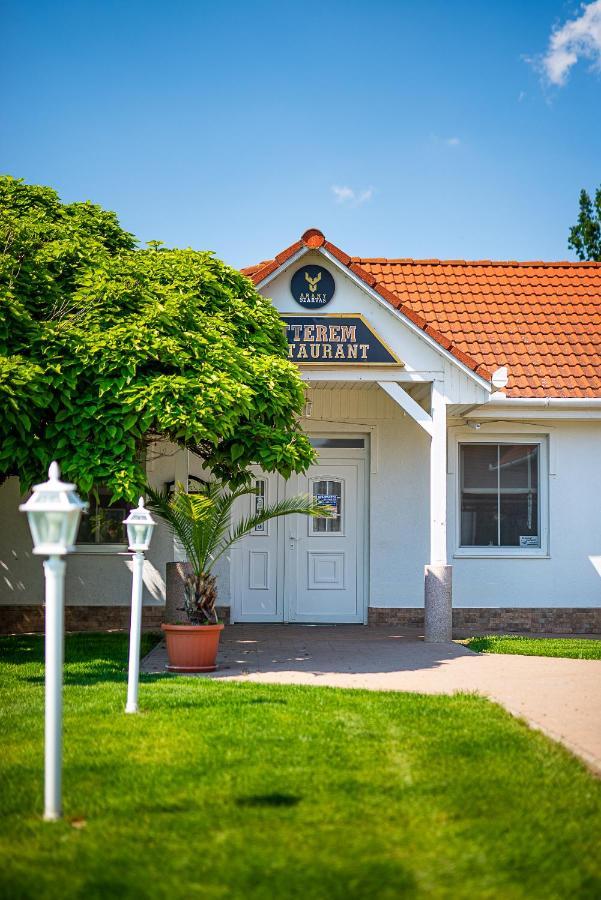 Aranyszarvas Panzio, Etterem Es Grillterasz公寓 外观 照片