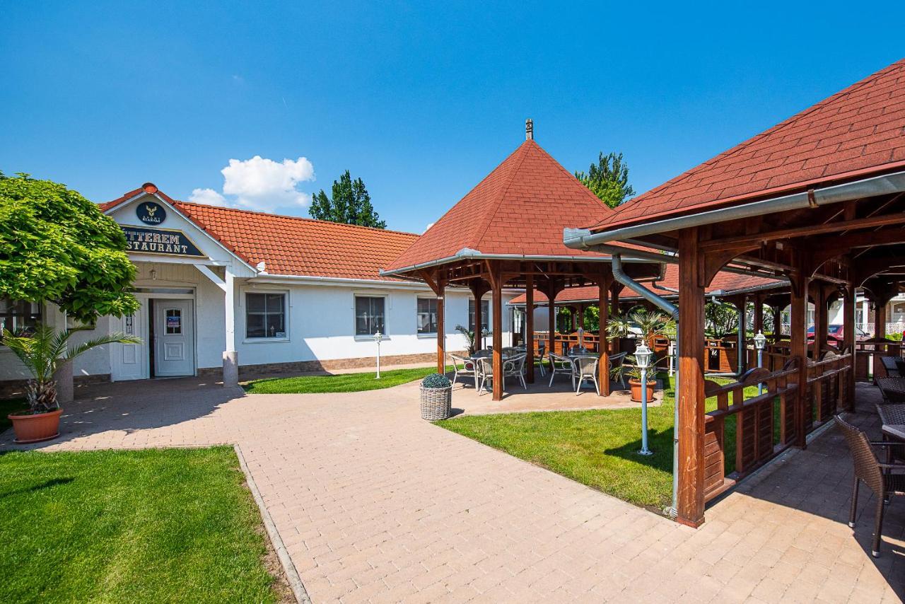 Aranyszarvas Panzio, Etterem Es Grillterasz公寓 外观 照片