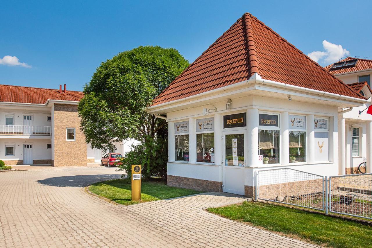 Aranyszarvas Panzio, Etterem Es Grillterasz公寓 外观 照片